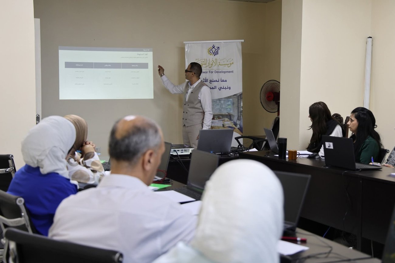 د. طارق أبو شاويش أثناء تيسير إحدى الجلسات وربط الأدوات بسير المعاملة.